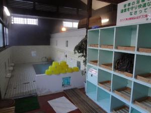 『尼湯』の男湯 脱衣場と浴室の仕切りがない 『尼湯』の男湯 脱衣場と浴室の仕切りがない