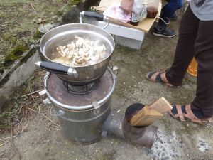 ロケットストーブで芋を煮る ロケットストーブで芋を煮る